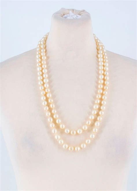 vintage chanel faux pearl necklace.